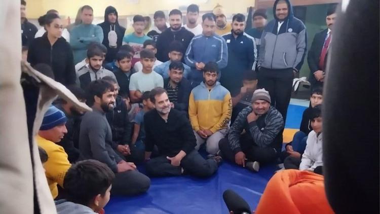 Rahul-visits-wrestlers-akhara