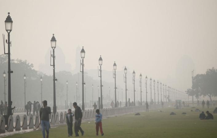 Dense-Fog-Cold-Day-Conditions-in-North-India