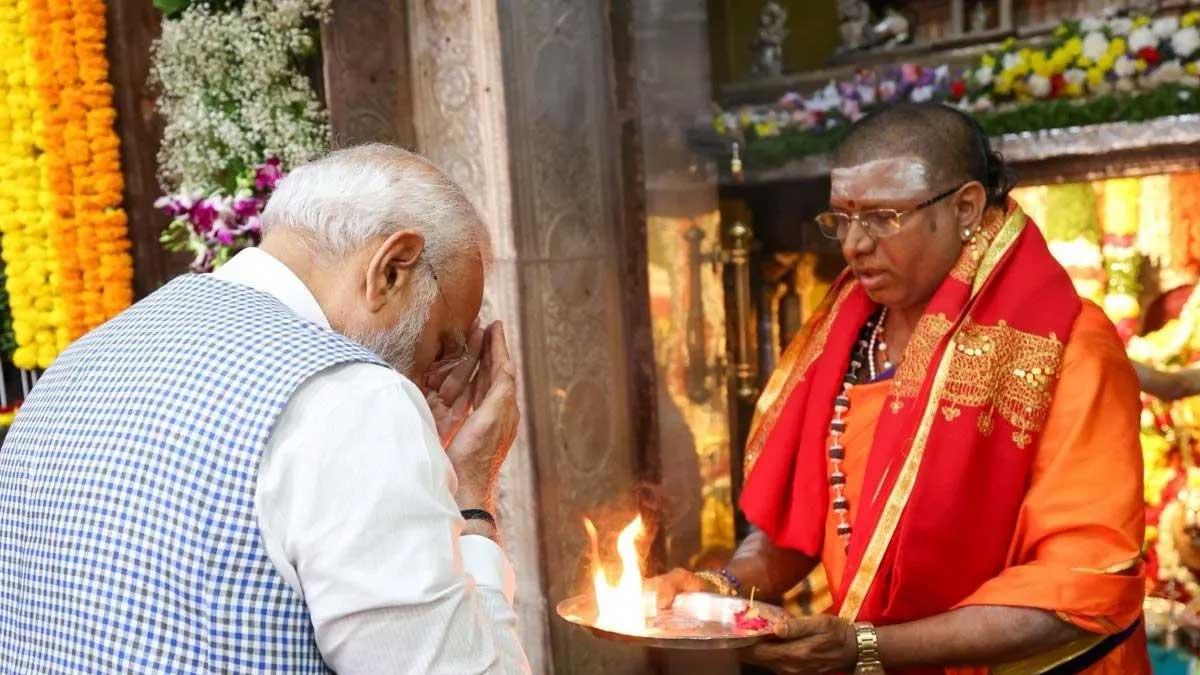 Prime-Minister-Narendra-Modi-offers-prayers-at-the-Ujjaini-Mahankali-temple
