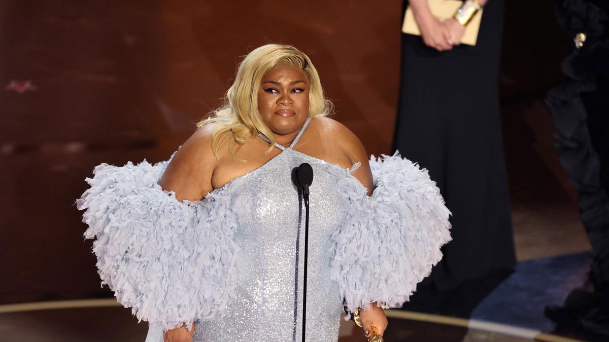 Da’Vine-Joy-Randolph-accepts-the-Oscar-for-best-supporting-actress-for-her-role-in-“The-Holdovers”-during-the-Academy-Awards-ceremony-on-Sunday-in-Hollywood.