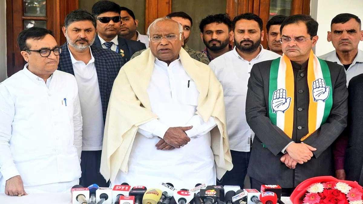 Newly-joined-Congress-member-Brijendra-Singh-with-party-president-Mallikarjun-Kharge-and-party-general-secretary-Mukul-Wasnik,-at-his-residence,-in-New-Delhi-on-Sunday.