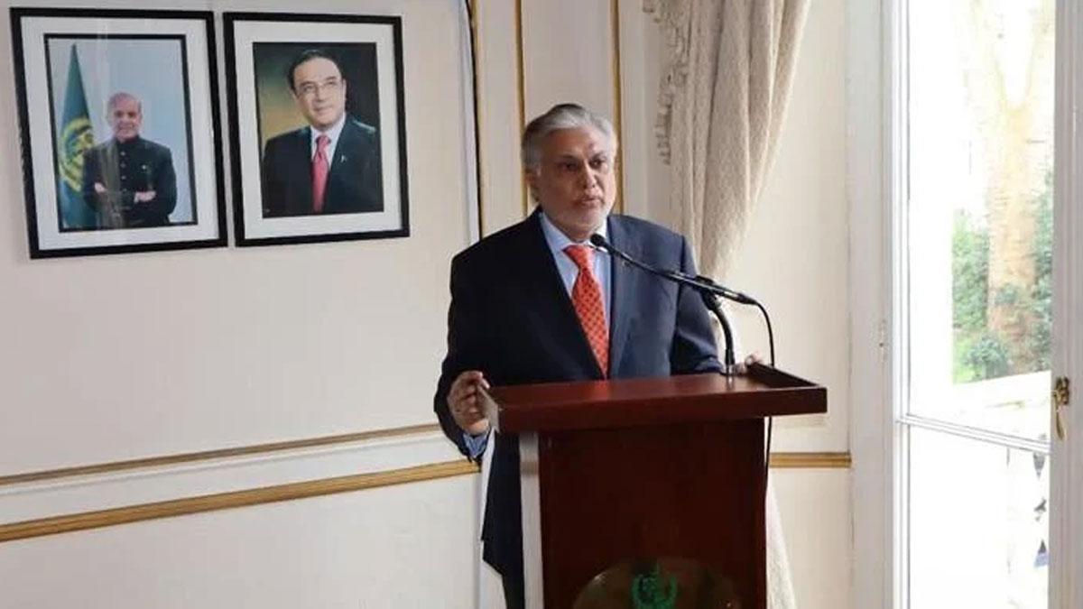 Foreign-Minister-Ishaq-Dar-interacting-with-officers-of-Pakistan-High-Commission