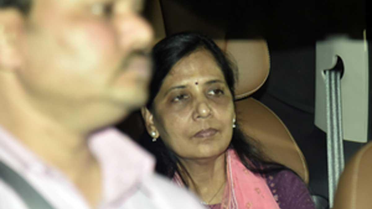 Sunita-Kejriwal-Visits-Husband-Arvind-Kejriwal-at-ED-Office