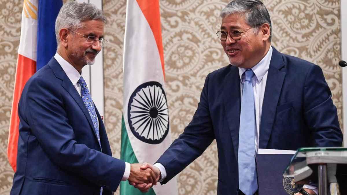 External-Affairs-Minister-S.-Jaishankar -shakes-hands-with-Philippines’-Secretary-of-Foreign-Affairs-Enrique-Manalo