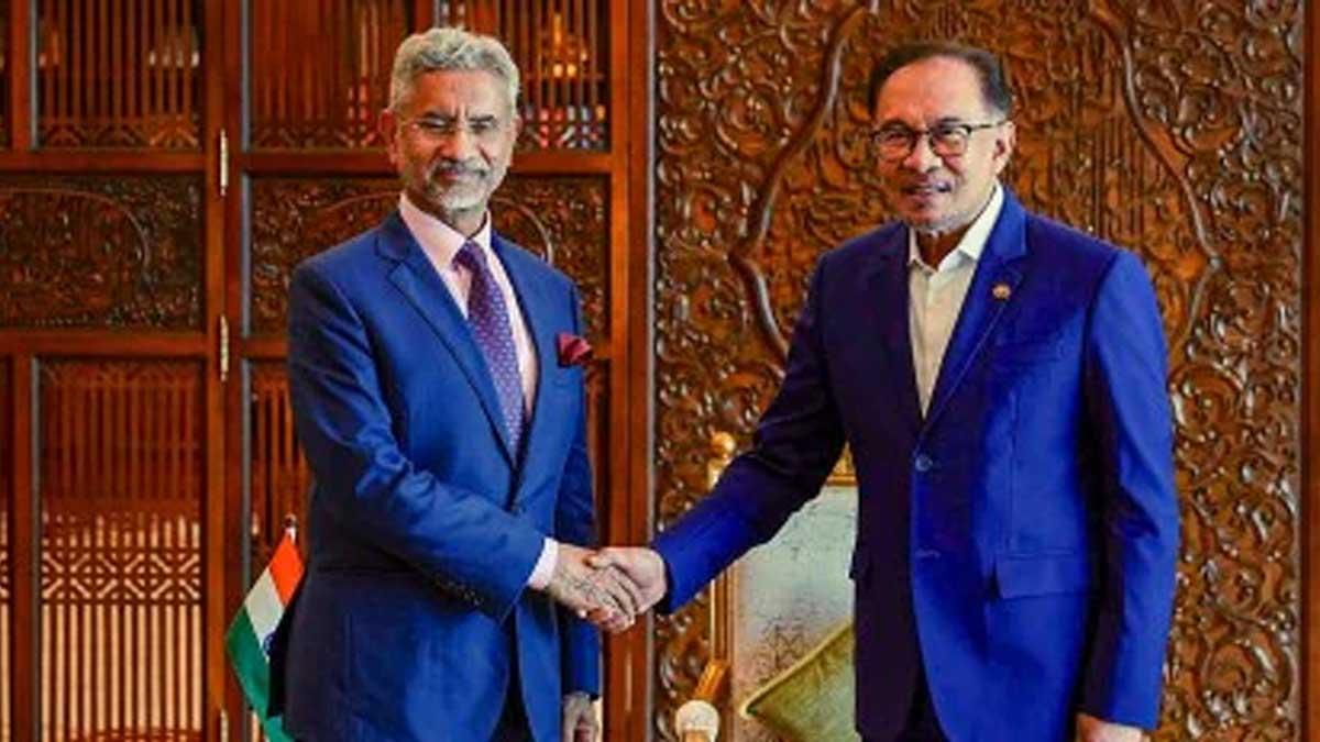 External-Affairs-Minister-S.-Jaishankar-with-Prime-Minister-of-Malaysia-Anwar-Ibrahim-during-a-meeting,-in-Malaysia