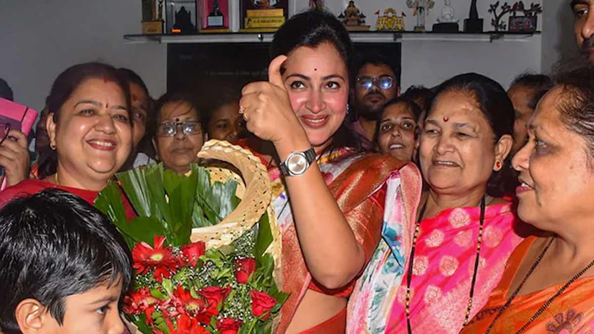Amravati-MP-Navneet-Rana-being-welcomed-by-party-workers-at-her-residence-after-her-name-was-announced-by-BJP-as-a-candidate-from-Amravati.