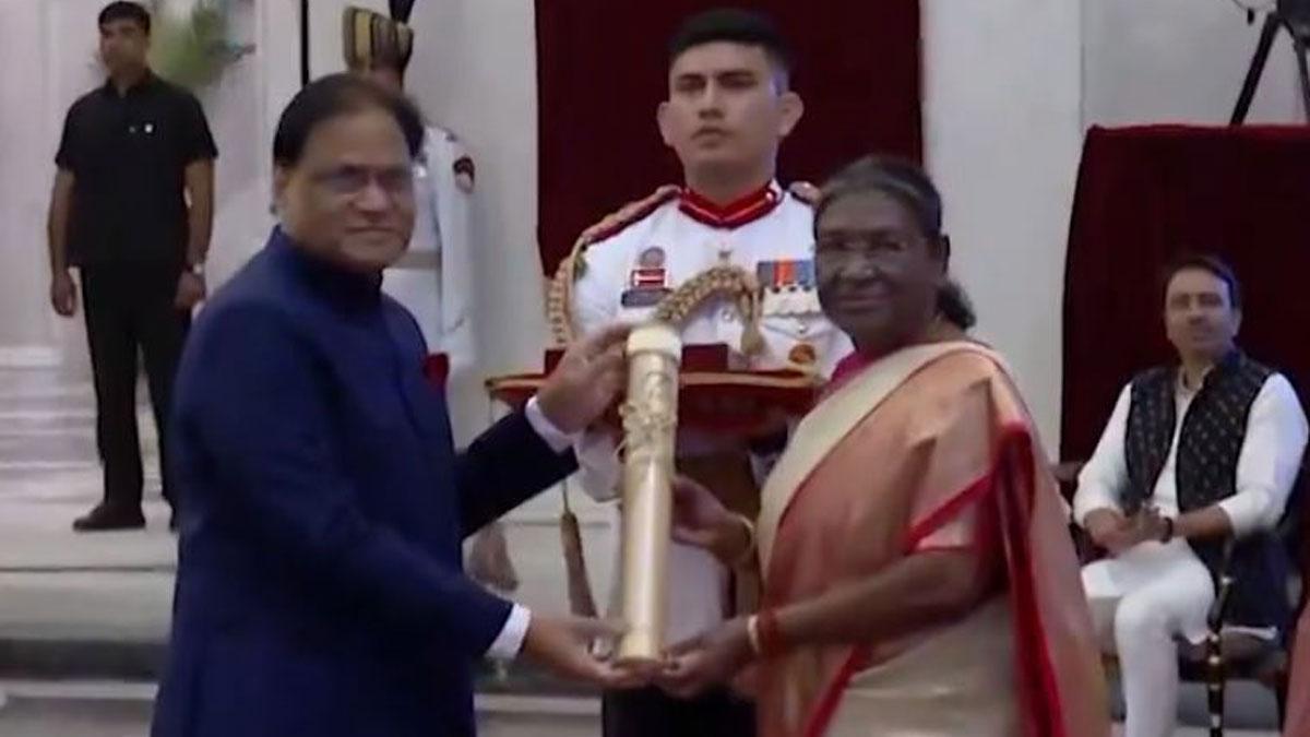 PV-Prabhakar-Rao,-son-of-former-PM-PV-Narasimha-Rao,-receives-Bharat-Ratna-conferred-to-his-father-from-President-Droupadi-Murmu