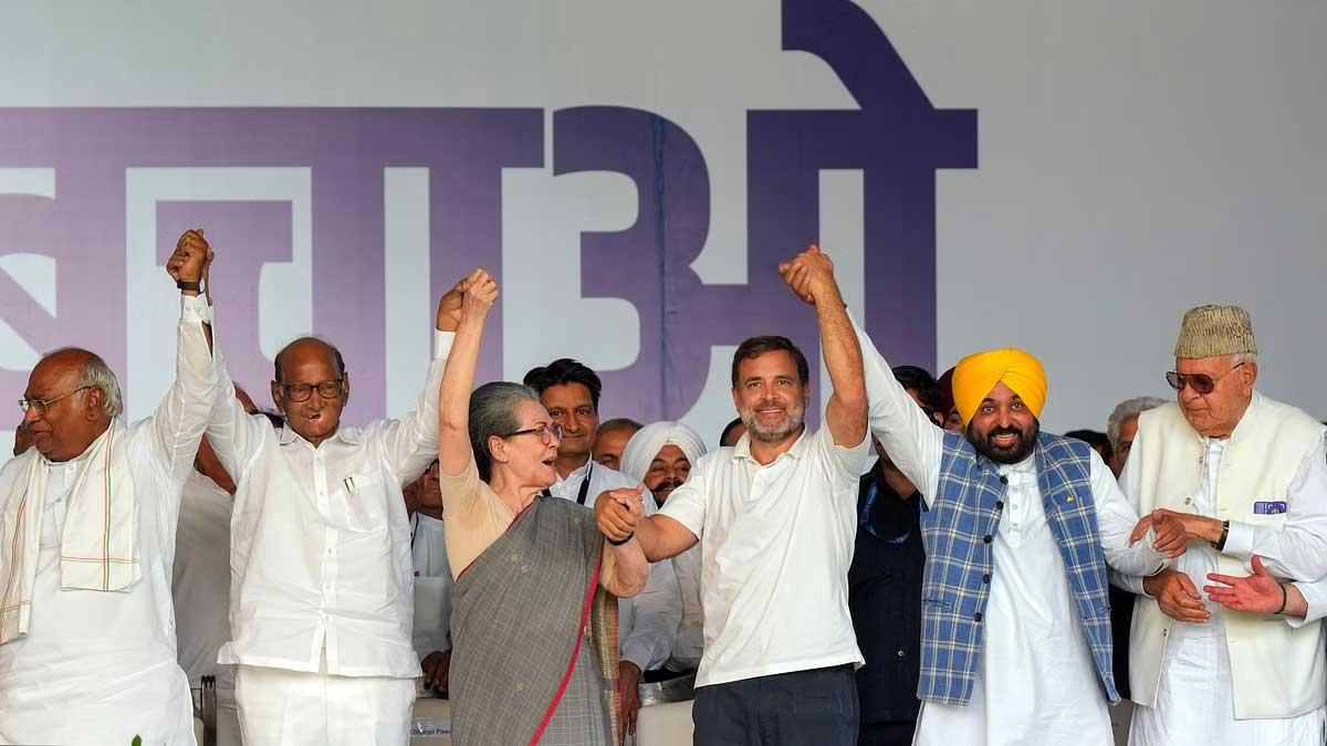 Congress President Mallikarjun Kharge, NCP chief Sharad Pawar, Congress leaders Sonia Gandhi, Rahul Gandhi, AAP leader and Punjab Chief Minister Bhagwant Mann and J&K NC chief Farooq Abdulla join hands during I.N.D.I.A. bloc's 'Loktantra Bachao Rally' .