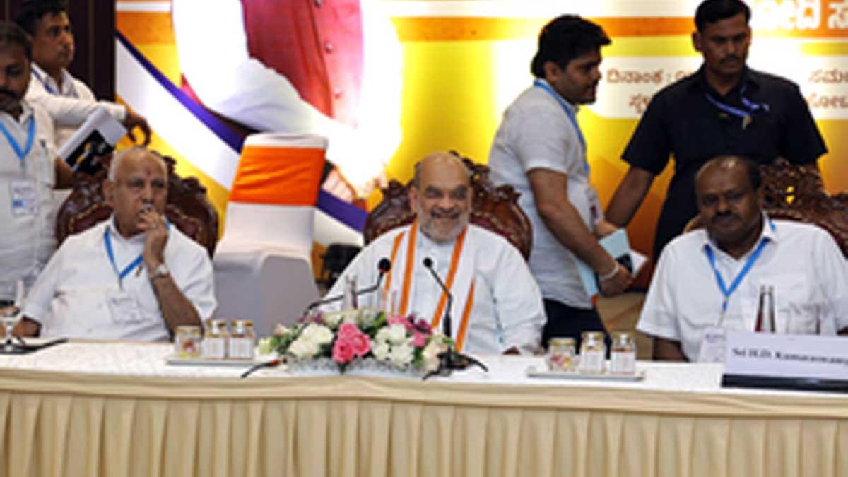 The-Union-Home-Minister,-Amit-Shah,-embarked-on-a-mission-to-address-internal-dissent-within-the-BJP-in-Karnataka-on-Tuesday
