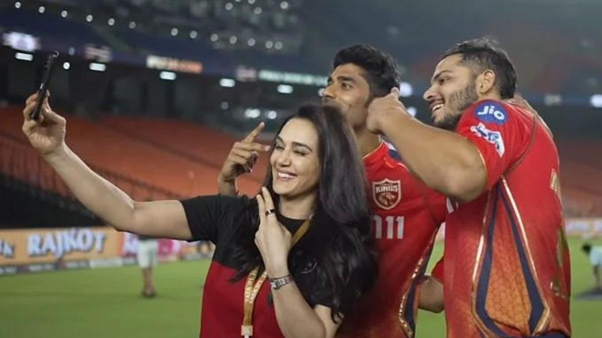 Preity-Zinta-Captures-Victory-Moment-with-Dynamic-PBKS-Duo