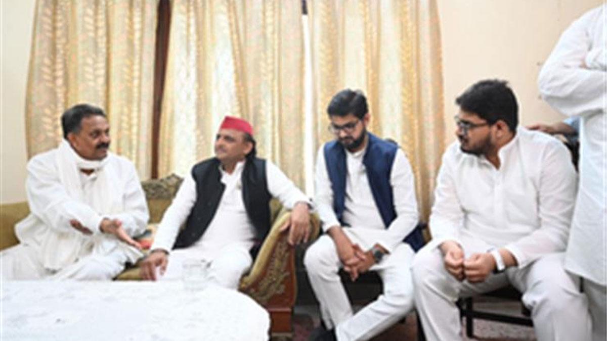 Akhilesh-Yadav,-the-president-of-the-Samajwadi-Party,-paid-a-visit-to-the-residence-of-the-late-Mukhtar-Ansari