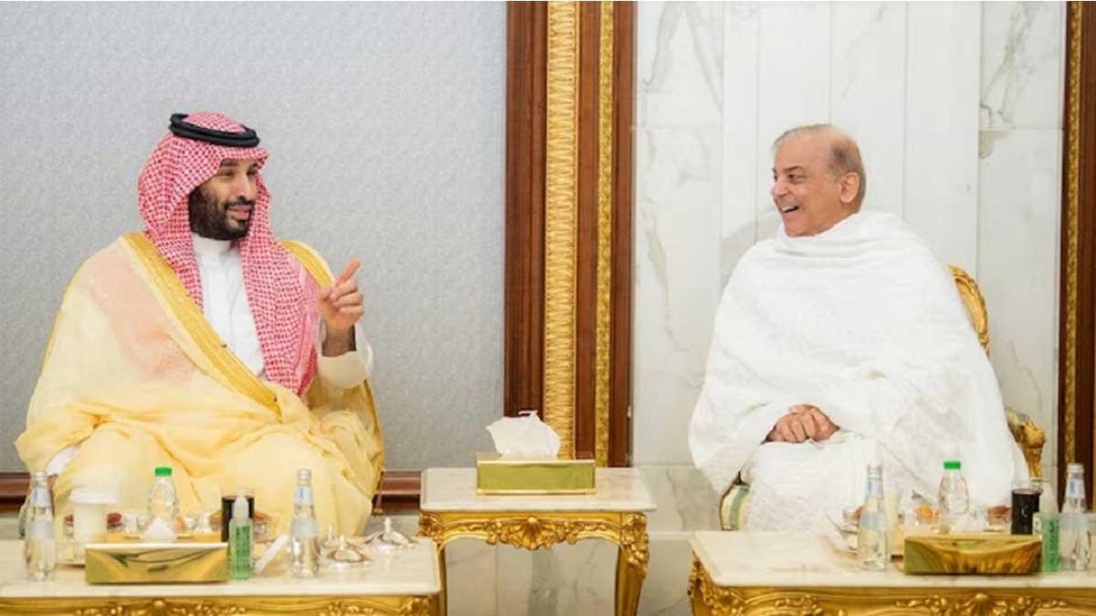 Pakistan-Prime-Minister-Shehbaz-Sharif-with-Saudi-de-facto-ruler-Prince-Mohammed-bin-Salman