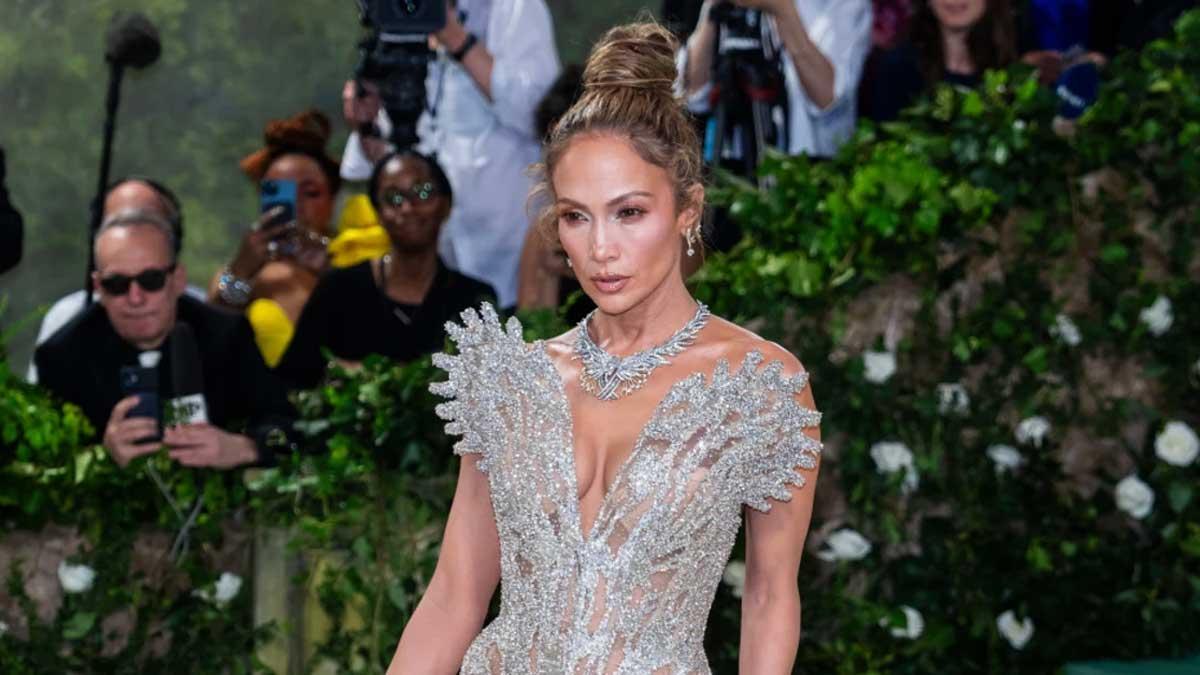 Jennifer Lopez discusses her ‘super shy’ off stage