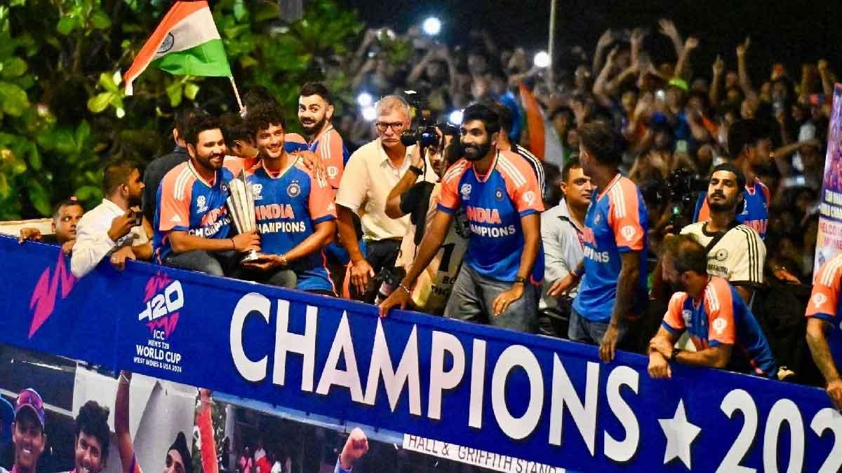 'Love u all my Team India', Shah Rukh Khan Cheers 'Team India' Amid Mumbai Celebrations