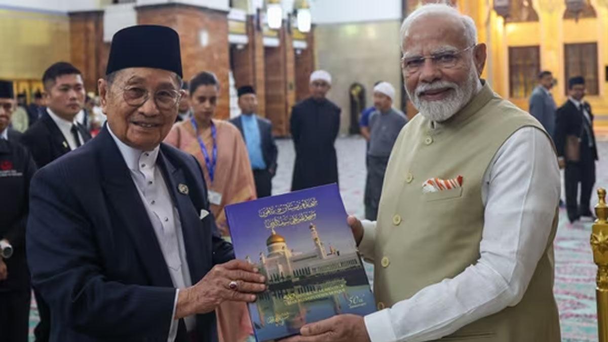PM-Modi-Visits-Omar-Ali-Saifuddien-Mosque