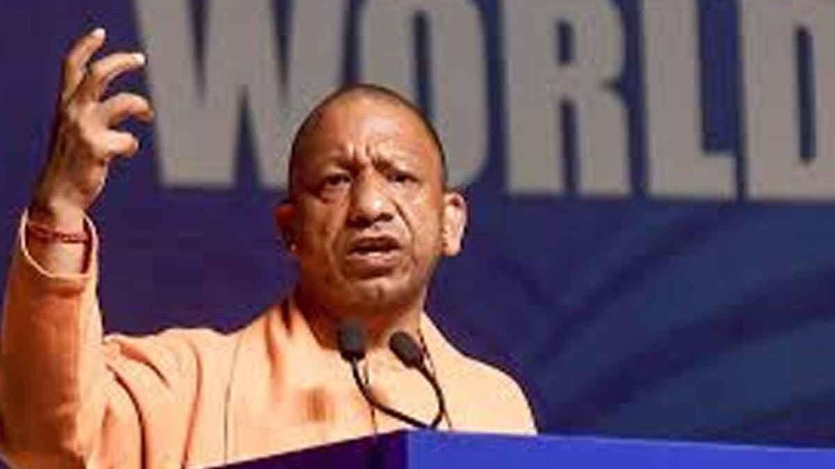 Yogi Adityanath Slams Glorification of Invaders as 'Treason' Amid Aurangzeb Controversy in Maharashtra
