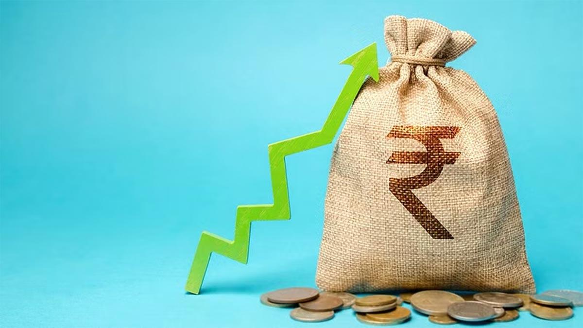 Indian Rupee Strengthens Against the US Dollar in Early Trade