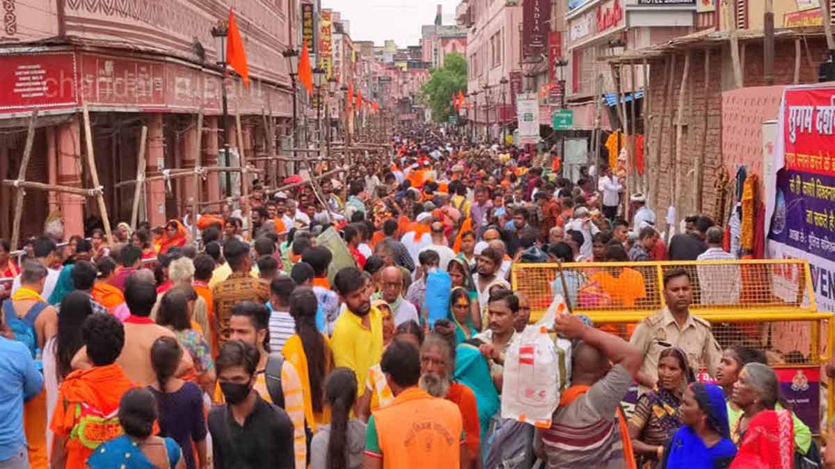3rd Sawan Somwar: Devotees Flock to Kashi Vishwanath and Shiva Temples in Huge Numbers