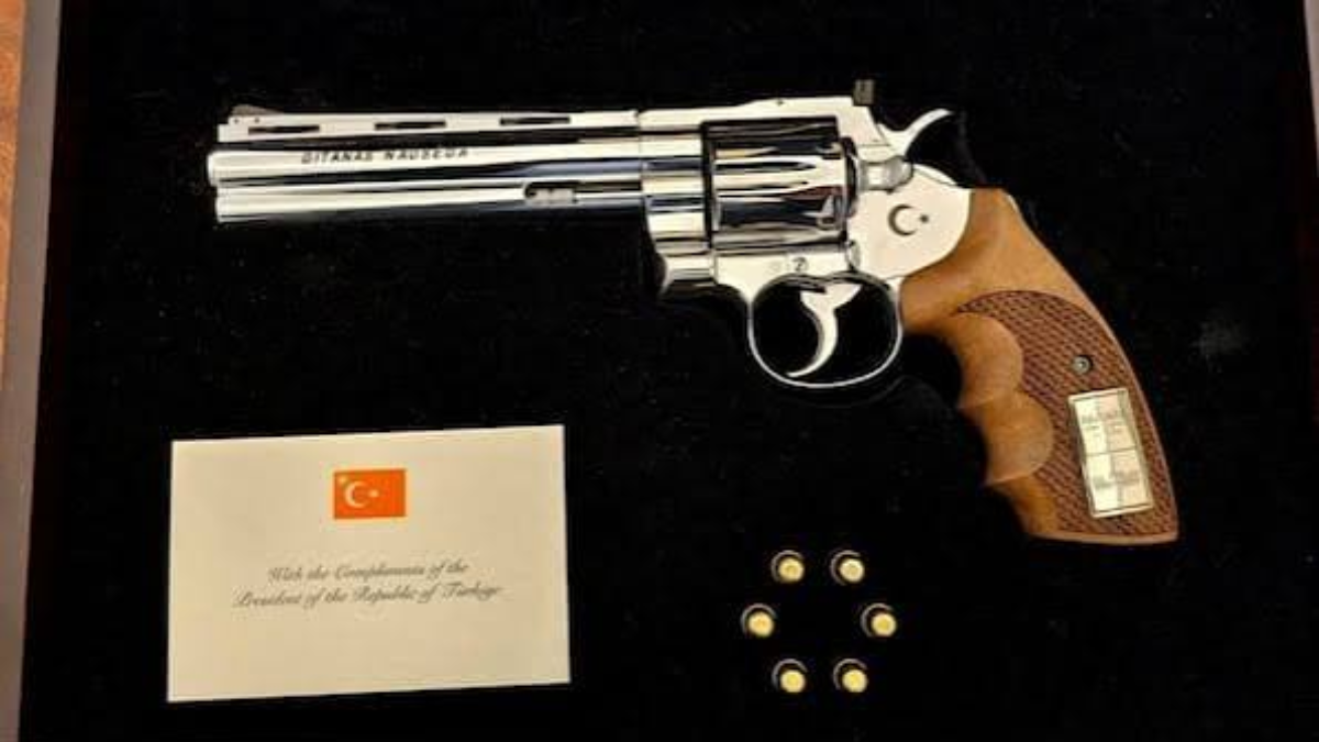 Erdogan presents engraved revolvers and ammunition to NATO leaders after summit