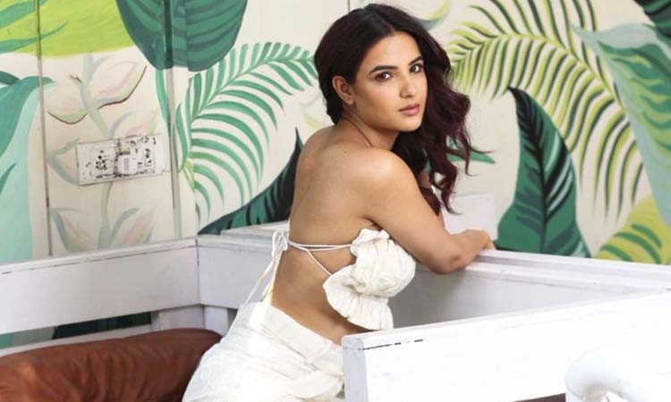 Jasmin Bhasin drops Boss Lady vibes in steamy white pantsuit