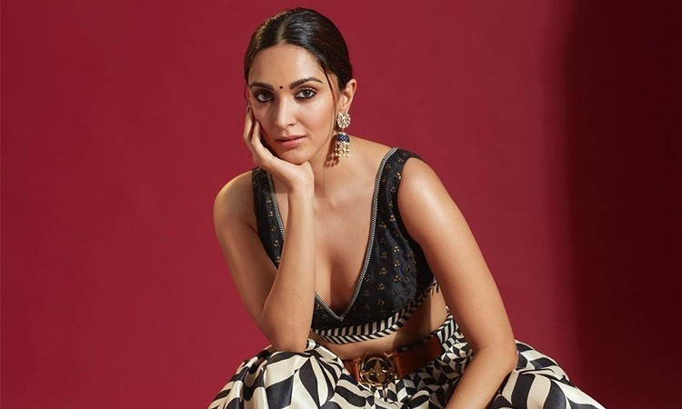 Kiara Advani oozes oomph with her alluring pictures in tie-dye bralette
