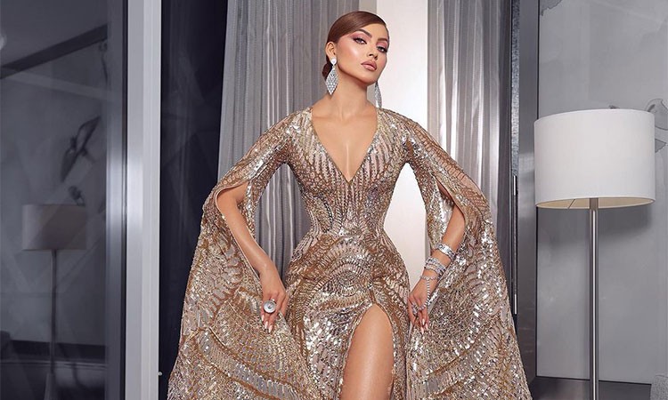  Urvashi Rautela dazzles in Golden embroidered thigh high-slit gown at 
