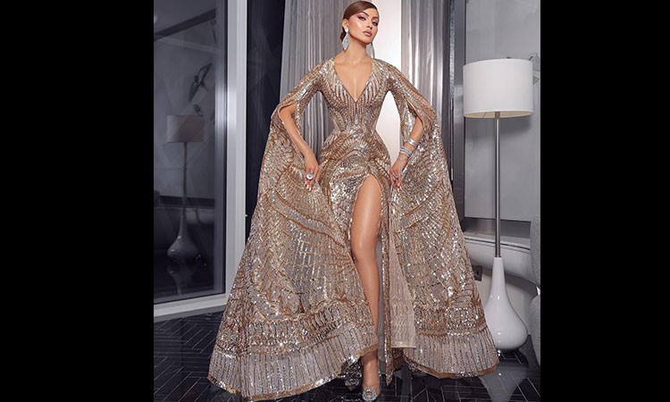  Foto zu Urvashi Rautela dazzles in Golden embroidered thigh high-slit gown at 